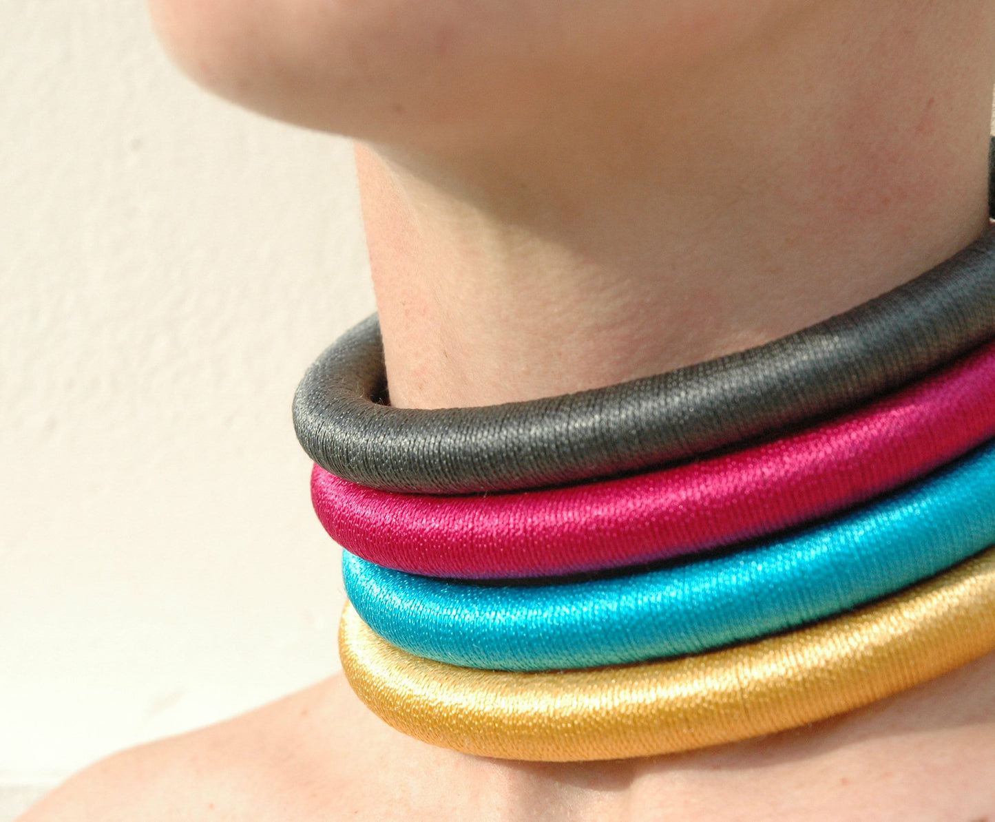 JOYA Bold neck rings in color variations