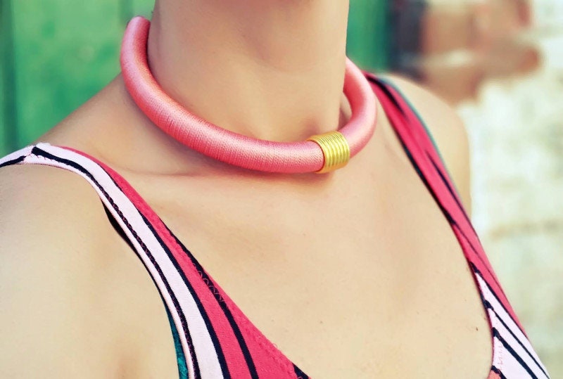 MOEHA Choker, Salmon Pink with Gold Spiral